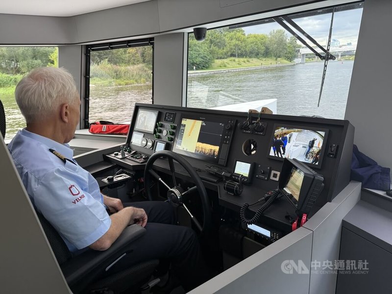 維爾紐斯引進的電動船由荷蘭海軍建築公司設計,並由拉脫維亞冰川遊艇船廠建造,每艘造價約45萬歐元(約新台幣1575萬元)。中央社記者游堯茹維爾紐斯攝 114年8月31日