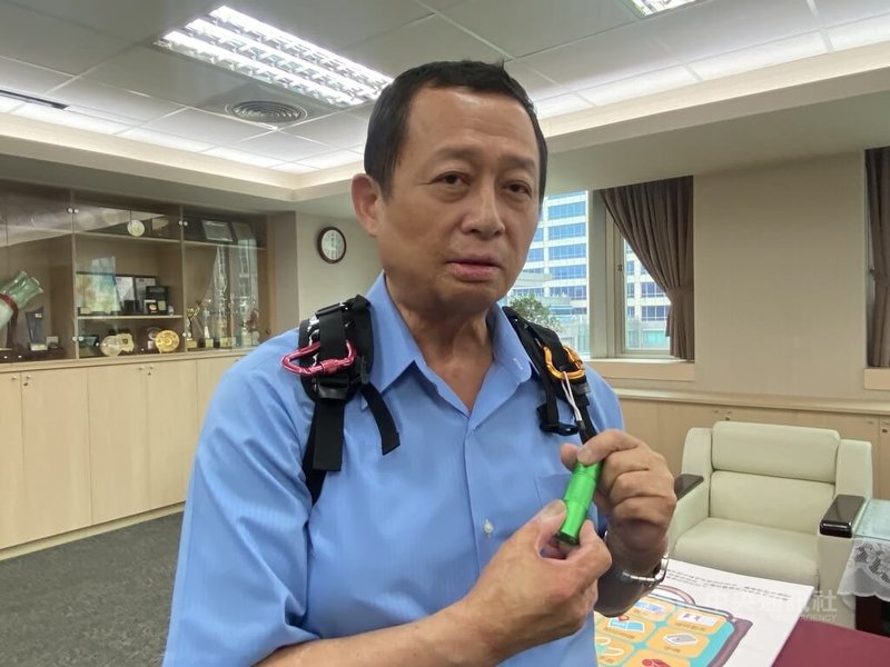 緊急避難包內常見照明手電筒,台北市消防局長莫懷祖(圖)建議,避難時可用勾環掛在背包上方便拿取,使用時反握較方便,繩帶套腕且燈光角度自然照射地板,省力又不容易掉落,許多特勤人員都是如此使用。中央社記者黃麗芸攝 114年8月31日