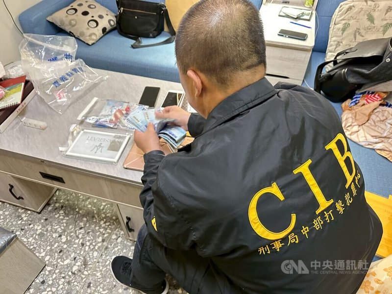 刑事警察局中部打擊犯罪中心偵辦暱稱「怪博士」詐團案,有被害人除遭騙取現金,還將名下不動產抵押設定貸款,警方陸續逮捕不動產貸款「通路商」毛男等16人,並查扣相關證物。(翻攝照片)中央社記者蘇木春傳真 114年8月31日