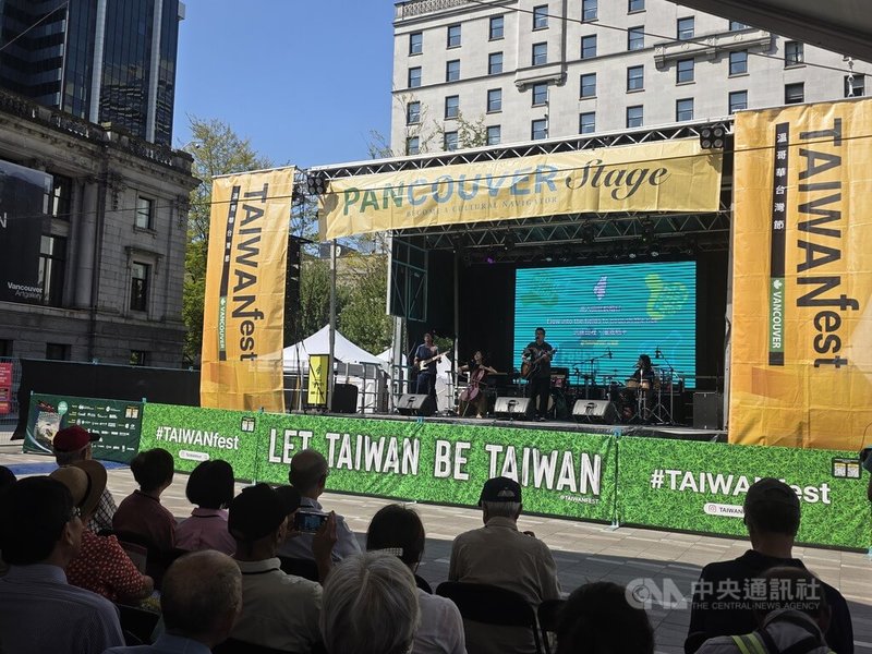 今年台灣節的音樂重頭戲是「拉力台灣」,對造勢晚會的回應與致敬,從台語、客語、原住民語到華語,多語並存的音樂場域呈現出台灣民主文化的獨特面貌。中央社記者程愛芬溫哥華攝 114年8月31日