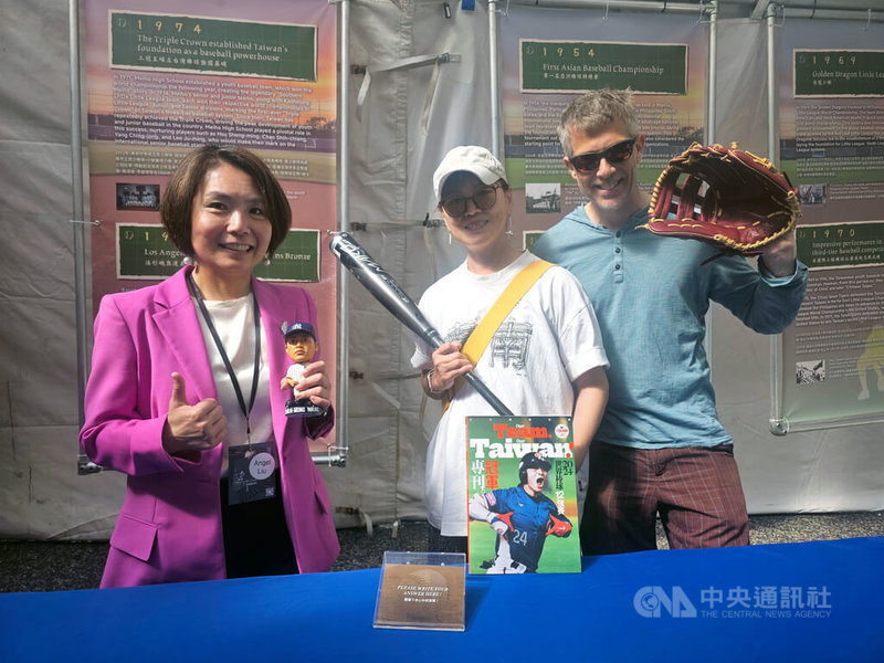 左起:駐溫哥華辦事處處長劉立欣、加拿大英屬哥倫比亞大學(UBC)教授山人幸琪和丈夫Jens von Bergmann很開心台灣節特設「可以不中華台北嗎?」的展覽,描繪台灣棒球運動在爭取賽果和國際認同上的艱辛。中央社記者程愛芬溫哥華攝 114年8月31日
