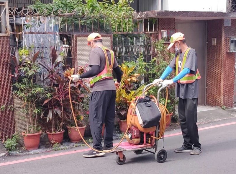 高雄市衛生局31日公布新增1例本土登革熱確診案例,防疫團隊針對其住處與活動地周邊警戒範圍執行緊急防治。(高雄市衛生局提供)中央社記者蔡孟妤傳真 114年8月31日