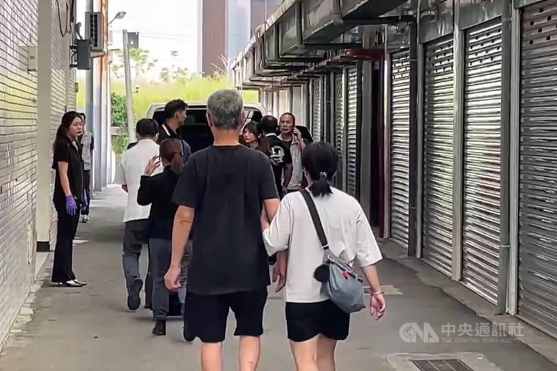 桃園市中壢區31日清晨發生5死住宅火警,桃園地方檢察署檢察官下午率同法醫前往相驗,認為死者5人均為窒息呼吸衰竭死亡,立即發給相驗屍體證明書供家屬辦理後續喪葬事宜。中央社記者吳睿騏桃園攝 114年8月31日