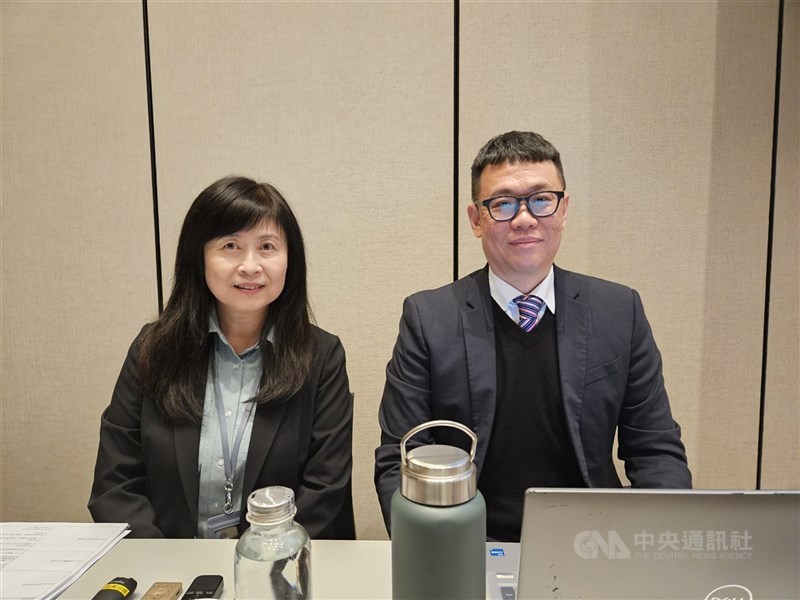 圖為儒鴻總經理洪瑞廷(右)與財務長林芬如。 (中央社檔案照片)