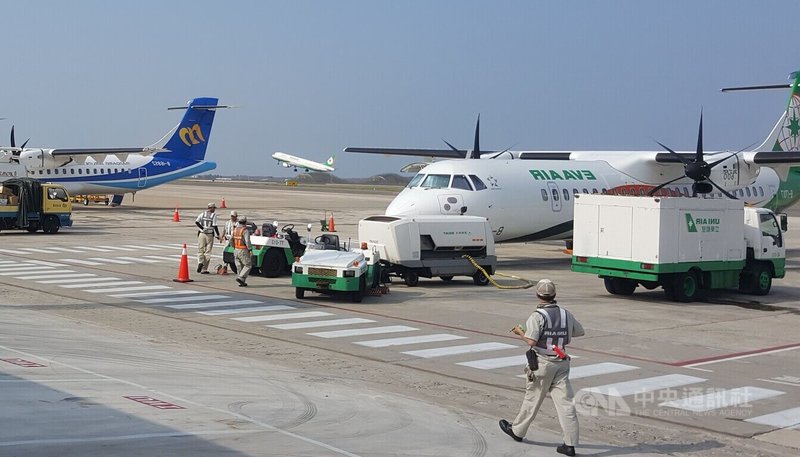 澎湖縣政府旅遊處表示，今年教師、中秋及雙十節等，各有連續3天的假期，鄉親機位需求服務窗口將於9月1日上午9時起開放登記，將依彙整需求數量，向各航空公司協調包機疏運。中央社　114年8月31日