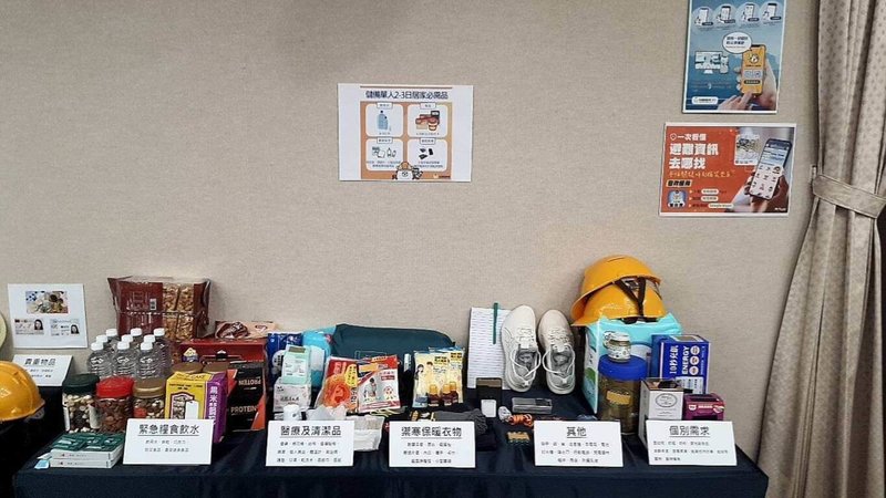 消防署災害管理組專委張榮助指出，緊急避難包準備項目囊括「緊急糧食飲水」、「醫療及清潔品」、「禦寒保暖衣物」、「貴重物品」和「其他」等，基本上以能維持3天生命的基本需求為主。（消防署提供）中央社記者黃麗芸傳真 114年8月31日