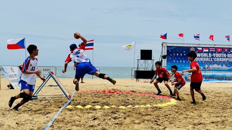 高雄市嘉興國小與嘉興國中27日至30日前往泰國參加2025年世界盃沙灘巧固球錦標賽，奪得M12與M15世界冠軍；2校更以全勝成績奪冠，立下校史里程碑。（高雄市教育局提供）中央社記者蔡孟妤傳真　114年8月31日