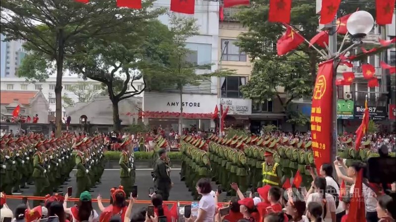 越南八月革命暨國慶80週年前夕,30日一早閱兵儀仗踩著整齊劃一的步伐通過,贏得民眾的高聲歡呼喝采。越南民眾等待一晚,就為了這熱血的瞬間。中央社記者曾婷瑄河內攝 114年8月31日