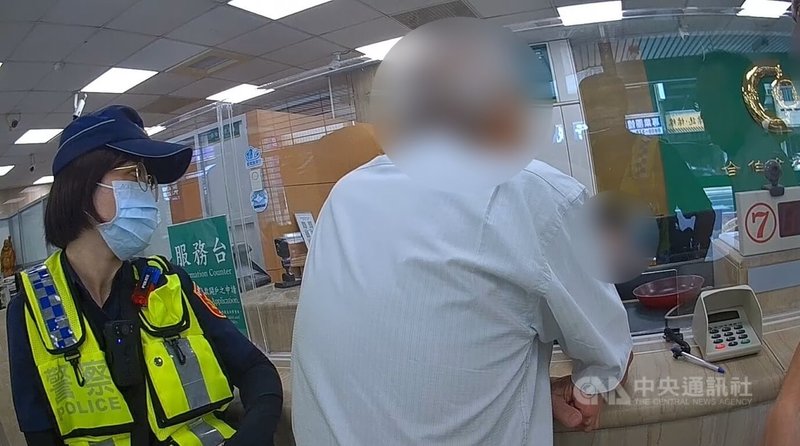 台中82歲鄭姓男子(右)才因投資詐騙損失逾新台幣100萬元,日前又臨櫃要求提領30萬元現金,行員發現有異報案;員警到場詢問時,發現他對提款理由說詞漏洞百出,成功攔阻,守住鄭男養老金。(翻攝照片)中央社記者蘇木春傳真 114年8月31日