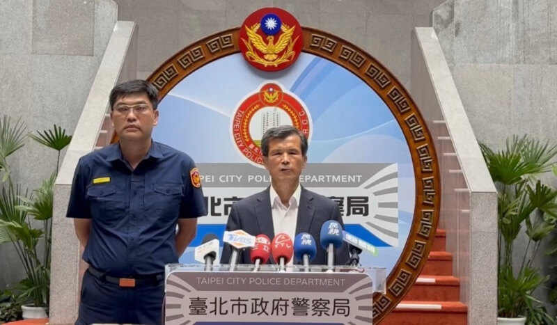 台北市警察局長李西河(右)31日晚間表示,針對民眾黨走讀活動違反集會遊行法及妨害公務部分,將蒐證移請北檢偵辦。圖左為台北市警察局中正第一分局長陳瑞基。(台北市警察局提供)中央社記者黃麗芸傳真 114年8月31日