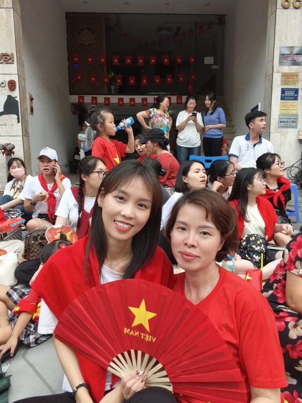 越南民眾金鶯(右)與律師朋友金紅(左)和大批民眾一起熬夜等待閱兵預演,也在社群媒體上分享畫面。她們告訴記者,越南人本就愛國,遇到大事就會團結。(金鶯提供)中央社記者曾婷瑄河內傳真 114年8月31日