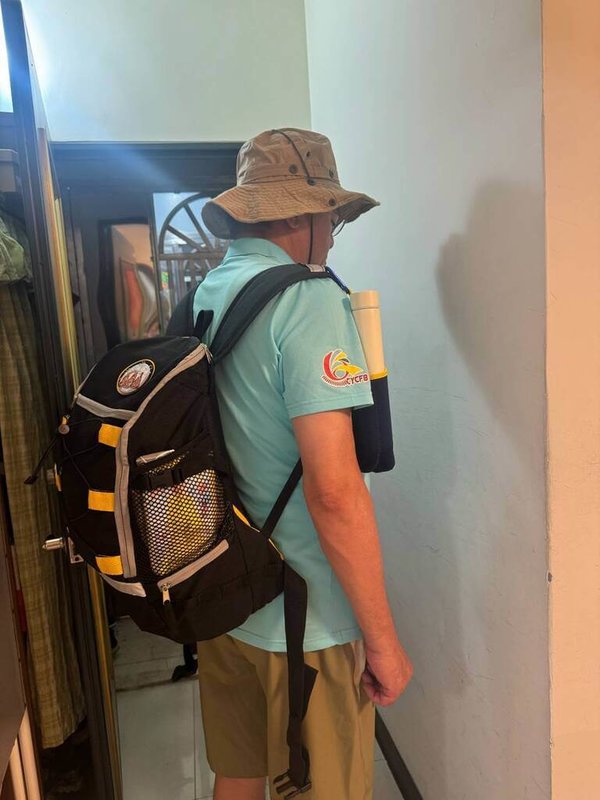消防署長蕭煥章表示,考量攜帶和行動方便性,選擇雙肩登山包作為緊急避難包,外部設計搭配勾環,可方便水杯、哨子或手電筒等慣用物取掛,整體重量約7公斤重。(蕭煥章提供)中央社記者黃麗芸傳真 114年8月31日