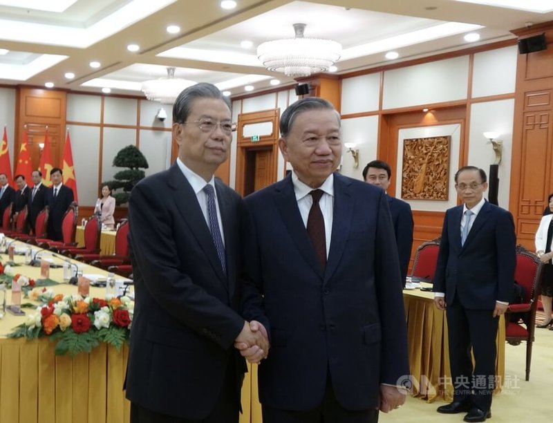 8月31日下午，中共第三號人物趙樂際（左）首先於越南黨中央委員會會見即越共總書記蘇林（右）。蘇林表示對中關係為越南戰略選擇和外交優先，但也強調越南外交獨立自主、多元多邊。中央社記者曾婷瑄河內攝 114年9月1日