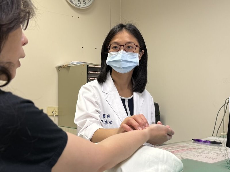 馬偕紀念醫院中醫婦科主任瞿瑞瑩（右）分享案例指出，一名50多歲女子近2年反覆出現不明原因眩暈，原來她常以生菜、水果取代正餐，造成體質虛寒，再加上生活緊繃、缺乏運動，逐漸演變為嚴重眩暈。圖為把脈示意圖。（馬偕醫院提供）中央社記者曾以寧傳真　114年9月1日