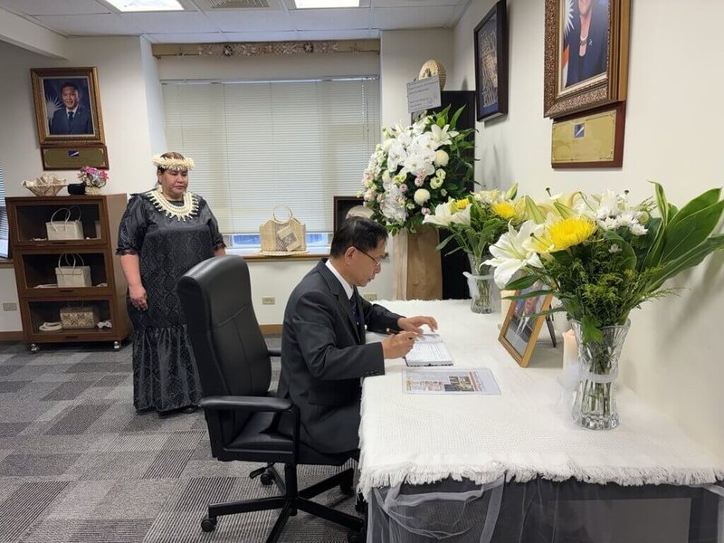 外交部常務次長葛葆萱(右)1日赴馬紹爾群島共和國駐台大使館,並在馬國駐台大使卡蒂爾(Anjanette Kattil,左)陪同下,弔唁馬國大酋長暨前總統羅亞克(Christopher Loeak)。(外交部提供)中央社記者楊堯茹傳真 114年9月1日