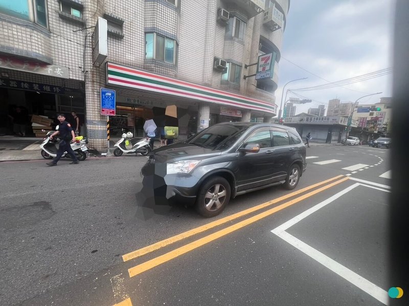 71歲謝姓駕駛8月31日在新北市三峽區路口闖紅燈,撞上走在斑馬線上的16歲少女,警方獲報到場處理。(新北市三峽警分局提供)中央社記者曹亞沿傳真 114年9月1日