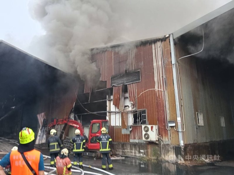 新北市林口區一間紙類工廠1日凌晨發生火警,延燒迅速且冒出陣陣濃煙;警消獲報到場將火勢撲滅。(翻攝照片)中央社記者王鴻國傳真 114年9月1日