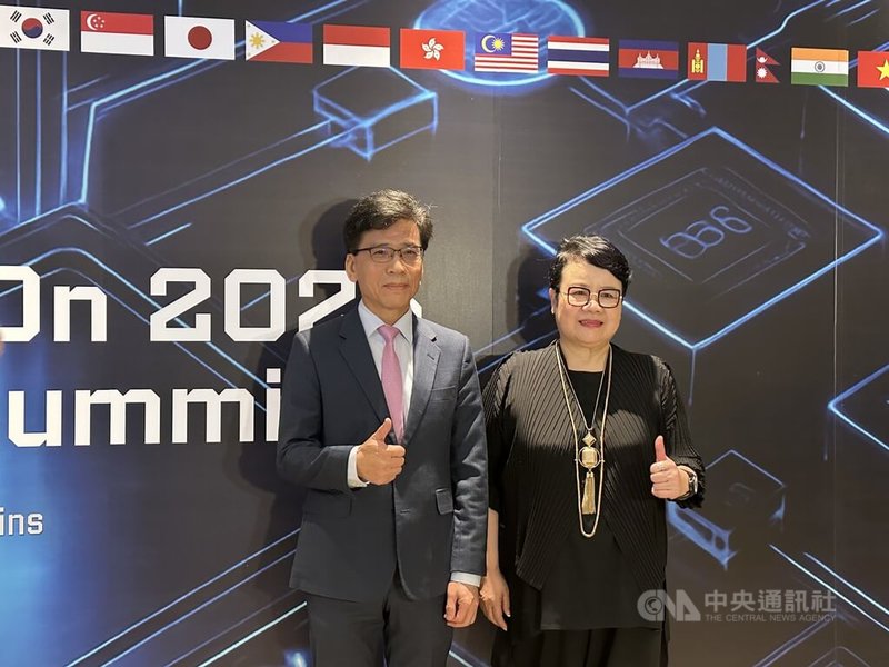 金管會主委彭金隆(左)1日出席金融科技趨勢論壇FinTechOn 2025 & AFA高峰會,提到若時間夠快,台灣明年將有本土金融業可適用的AI大語言模型出現,可協助金融業跟產業解決基本的AI應用需求。圖右為台灣金融科技協會名譽理事長、亞洲金融科技聯盟主席蔡玉玲。中央社記者蘇思云攝 114年9月1日
