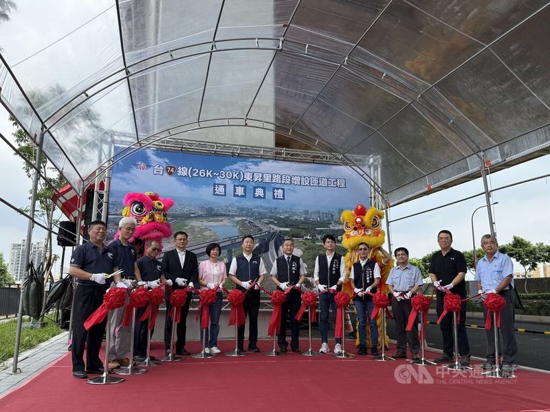 台74線台中大里區東昇里(六順橋)南入匝道1日舉辦通車典禮,交通部長陳世凱(左6)、台中市副市長黃國榮(右6)、民進黨立委何欣純(左5)與當地民意代表等人皆出席。中央社記者蘇木春攝 114年9月1日