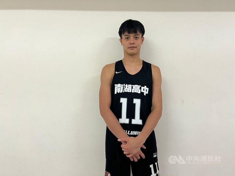 南湖高中在113學年度高中籃球聯賽HBL勇闖4強,隊長周佑承表示,歷經暑假訓練營、盃賽磨練,在心態上變得更沉穩。中央社記者陳容琛攝 114年9月1日