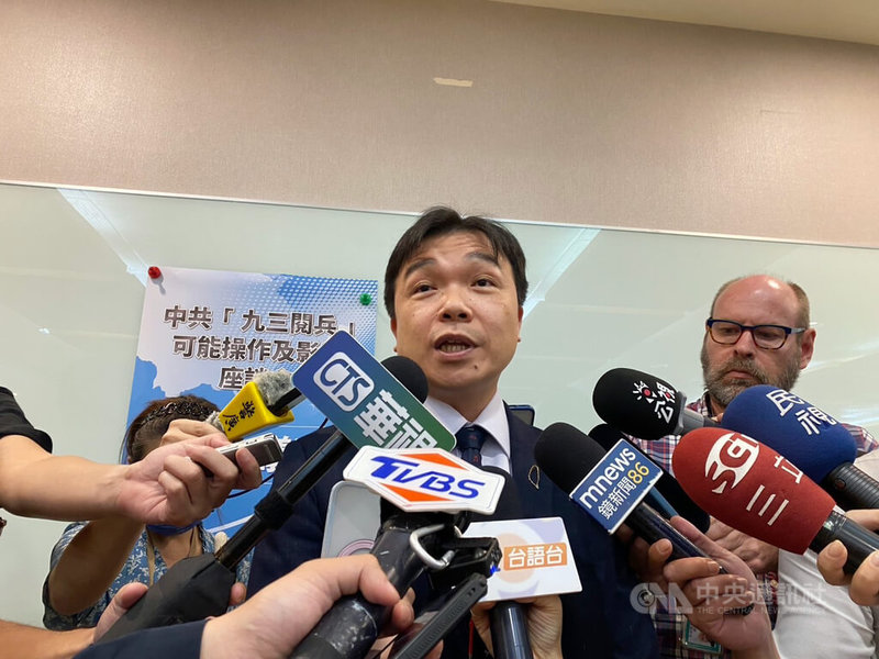 中華亞太菁英交流協會主辦的「中共『九三閱兵』可能操作及影響座談會」1日下午在台大校友會館舉行。陸委會副主委沈有忠在座談會舉行之前接受媒體聯訪。中央社記者呂佳蓉攝 114年9月1日