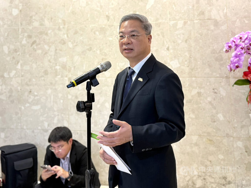 經濟部長龔明鑫上任首日即與產業公協會進行交流會議，他會後受訪表示，匯率穩定、關稅談判、碳費、勞動力來源、最低工資等議題為業界所關切，後續每3個月都會和產業界更新進度。中央社記者曾智怡攝　114年9月1日