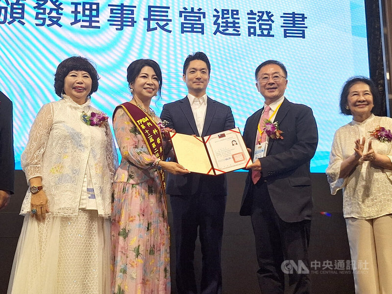 台北內湖科技園區發展協會1日舉辦理事長交接典禮，由大學光董事長歐淑芳（左2）接任理事長。中央社記者何秀玲攝　114年9月1日