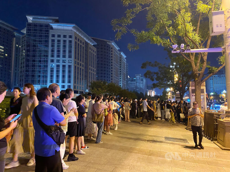 中共閱兵將在3日登場。閱兵的前一個週末,民眾在公車站牌前等待行經長安街的公車到站,為了欣賞因閱兵隆重佈置的天安門廣場。圖攝於8月31日。中央社記者謝怡璇北京攝 114年9月1日