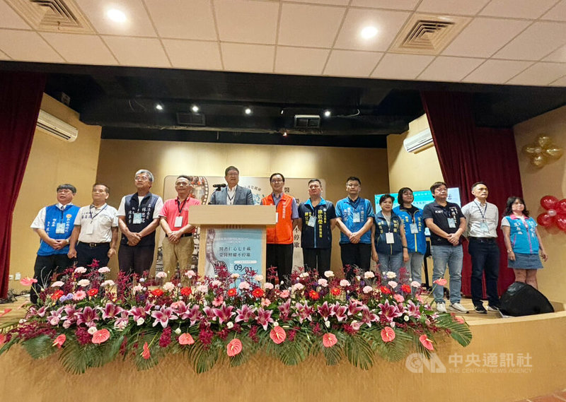 台北榮民總醫院新竹分院創院70週年，1日舉辦慶祝活動，新竹縣長楊文科（左5）出席表示，縣府將持續支持北榮新竹分院的發展，盼共同協助提升醫院設備，推動更多醫療創新和公共健康計畫。中央社記者郭宣彣攝　114年9月1日