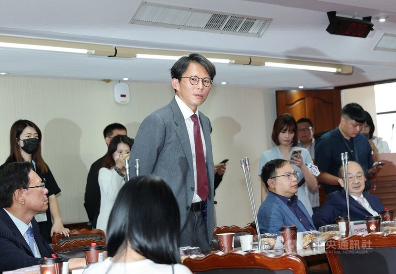 國民黨立法院黨團1日舉辦幹部交接典禮,邀請朝野黨團幹部與會,民眾黨立法院黨團總召黃國昌(中)到場致意。中央社記者郭日曉攝 114年9月1日