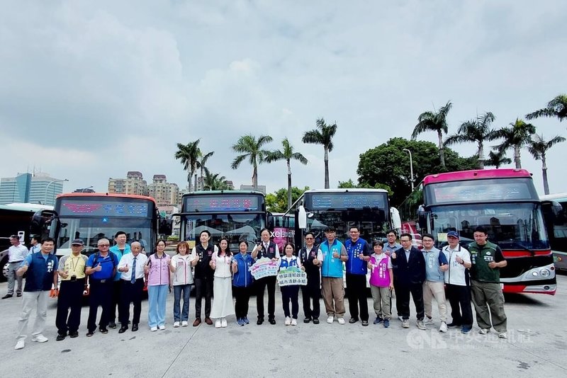 桃園市長張善政(前左10)1日出席記者會表示,客運業者民國113年採購136輛電動公車,將優先投入新規劃的5大幹線公車路線,盼透過每年持續的投資,讓桃園市電動公車比例持續上升。中央社記者吳睿騏桃園攝 114年9月1日