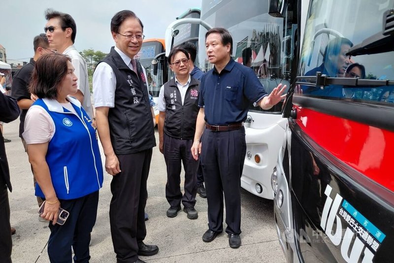 桃園市客運業者民國113年購置136輛電動公車並於今年度投入營運,市府也將持續與客運業者合作,朝中央訂定2030年市區公車全面電動化政策目標邁進。圖為桃園市長張善政(右3)1日出席記者會。中央社記者吳睿騏桃園攝 114年9月1日