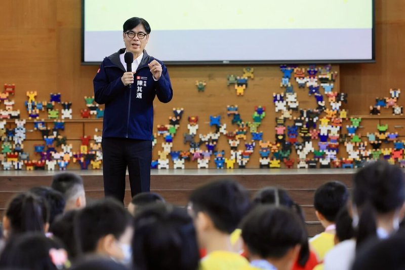 高雄市中小學1日開學，市長陳其邁上午到楠梓區右昌國小出席新生始業式。（高雄市政府提供）中央社記者蔡孟妤傳真  114年9月1日