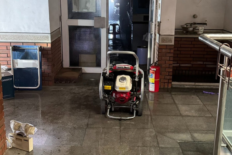 台南市政府消防局1日下午獲報,指成功大學自強校區化工系館實驗室內有意外發生,火警自動警報設備有作動,消防人員抵達時,有2名學生輕微灼傷,立即安排救護車送醫並撲滅火勢。(讀者提供)中央社記者楊思瑞台南傳真  114年9月1日