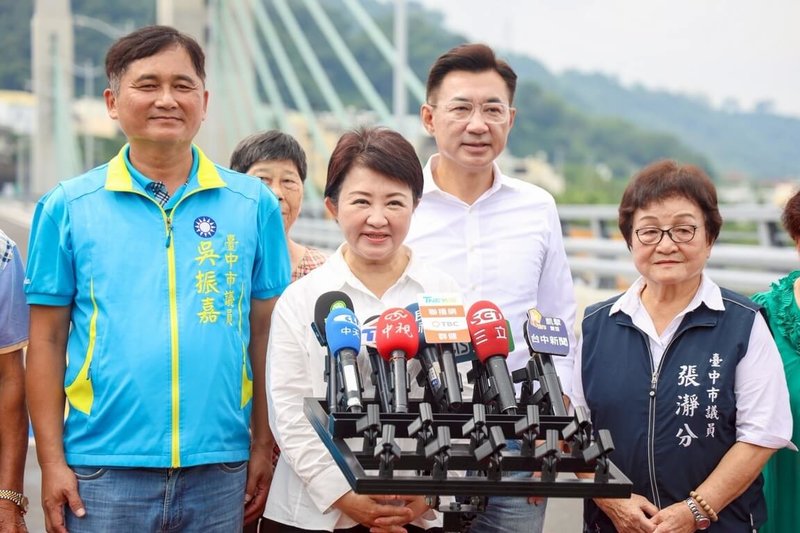 台中市長盧秀燕(前中)1日出席東勢區埤豐橋改建工程通車典禮,接受媒體聯訪時,對於新版財政收支劃分法將微調表示,希望中央跟立法院、地方政府成為夥伴關係,好好照顧人民。(台中市府提供)中央社記者蘇木春傳真 114年9月1日
