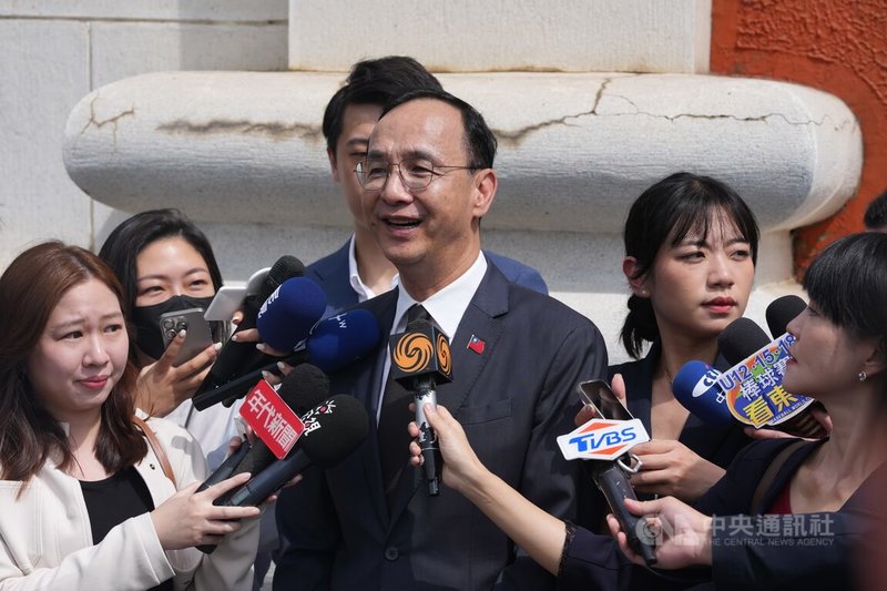 國民黨主席朱立倫(中)1日上午前往忠烈祠參加「抗戰勝利暨台灣光復80週年」紀念活動,並於儀式結束後接受媒體聯訪,回應相關時事。中央社記者徐肇昌攝 114年9月1日