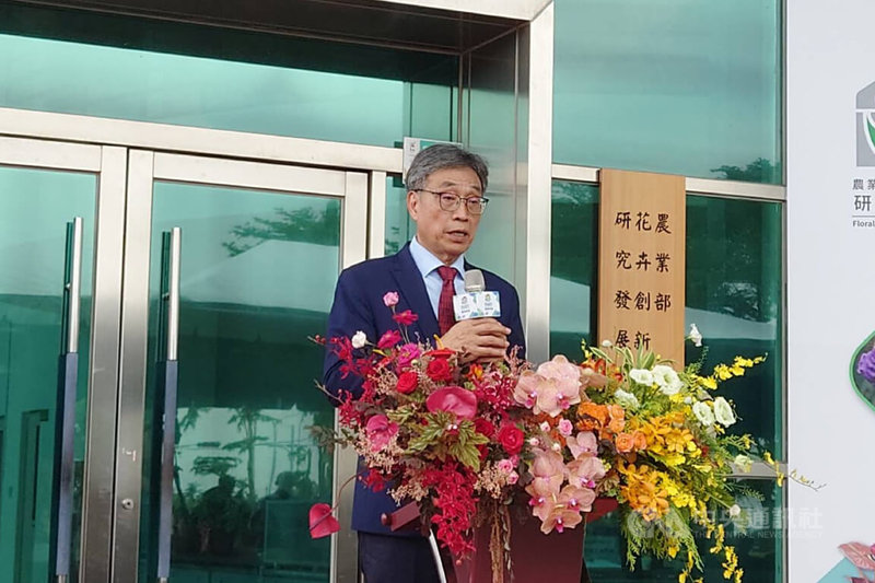 農業部花卉創新園區研究發展中心1日正式成立,農業部長陳駿季(圖)出席揭牌儀式致詞表示,將透過服務、創新、空間升級方式來支持業者。中央社記者楊思瑞攝 114年9月1日