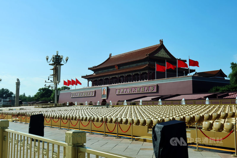 中共閱兵將在3日登場。天安門廣場已搭建起金、紅、綠3種顏色的席位。中央社記者謝怡璇北京攝 114年9月1日