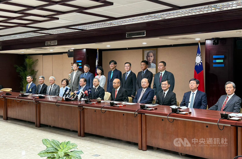 經濟部長龔明鑫(前排右6)上任首日與產業公協會進行交流會議。中央社記者曾智怡攝 114年9月1日