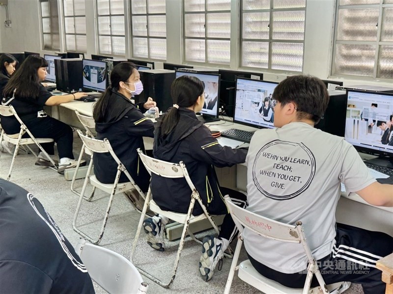 根據國家教育研究院與中央研究院合作研究顯示,近7成國三生曾使用生成式AI(人工智慧)。(中央社檔案照片)