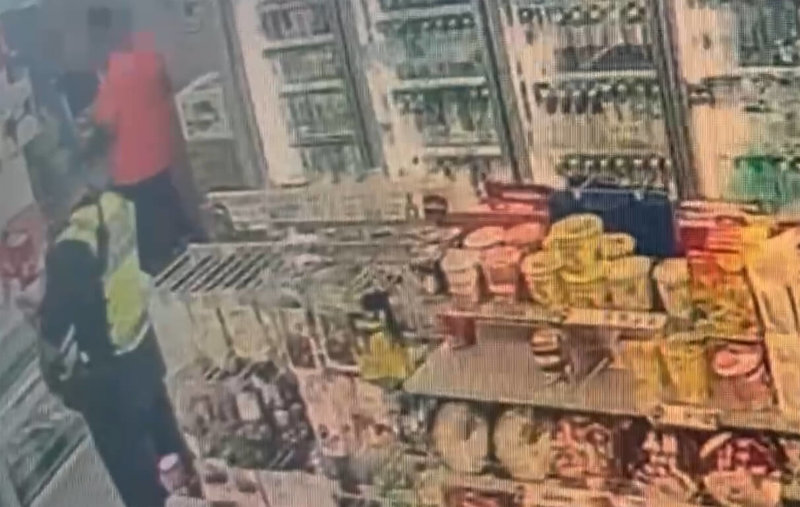 37歲馬來西亞籍男子加入詐騙集團,以觀光名義來台並接受包吃包住擔任取款車手,日前深夜於彰化縣員林市超商ATM多次提領金錢,被巡邏員警查獲,依詐欺等罪嫌移送偵辦。(民眾提供)中央社記者鄭維真傳真 114年9月1日