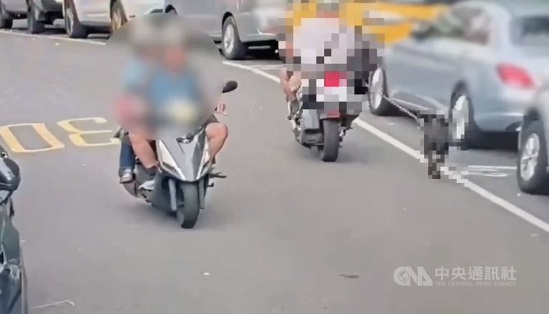 台北市南港區發生虐狗致死事件,有民眾目擊1名老翁騎車拖行黑狗且沿途都是血跡,北市警方1日說,8旬飼主供稱只是在遛狗,全案詢後依違反動物保護法函送士林地檢署偵辦。(翻攝照片)中央社記者黃麗芸傳真 114年9月1日