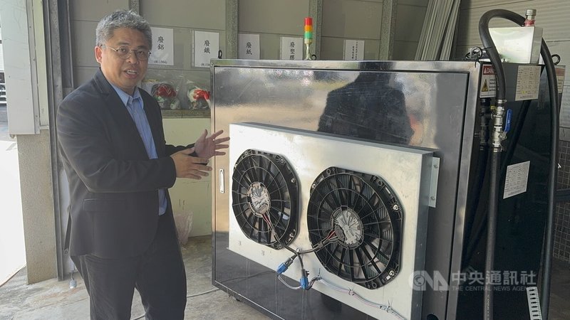 在工研院支持及技轉下,氫豐綠能擁有「金屬板電堆」與「混氫燃料電池」兩大專利技術,投入氫能電池研發。圖為董事長李鈞函介紹氫燃料電池發電機。中央社記者張榮祥台南攝 114年9月1日