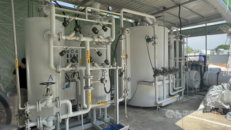 台灣氫能基礎設施仍在起步階段,氫氣來源和供應鏈不足,讓氫能應用推廣速度受限。氫豐綠能認為應先從工業副產混氫切入,再逐步過渡到進口氨裂解製氫與綠氫。圖為將氨氣轉成氫氣的重組裝置。中央社記者張榮祥台南攝 114年9月1日