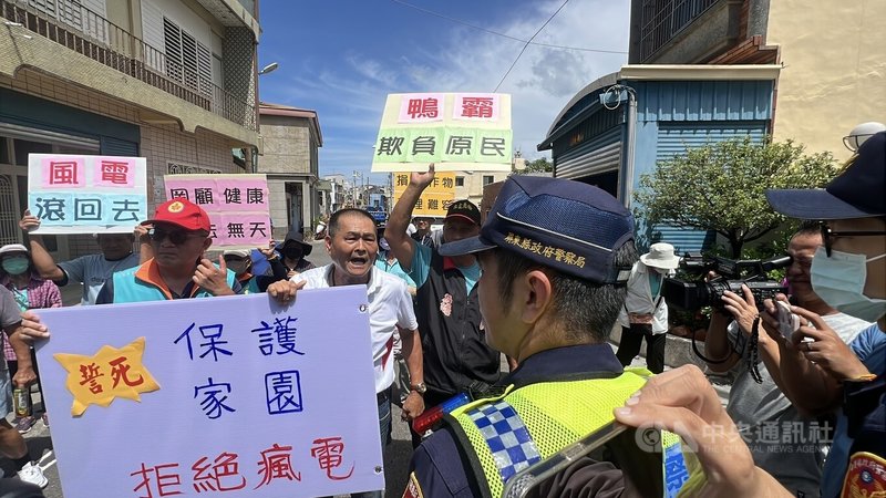 能源業者預計在屏東枋山鄉設9座風機,1日舉辦說明會,當地民眾認為會影響生態及農作物,前往抗議盼政府阻止。中央社記者李卉婷攝 114年9月1日
