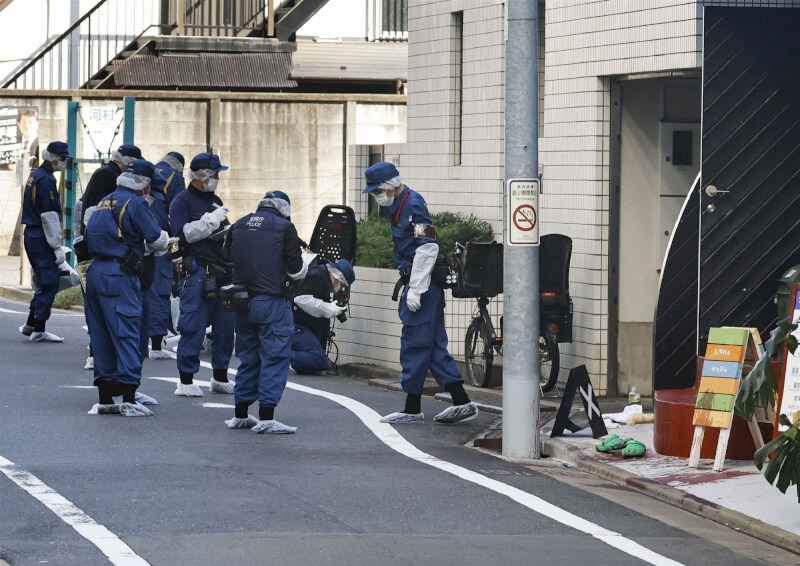 日本東京世田谷區1日1名韓國籍女子遭利刃割傷頸部,送醫後不治。圖為警視廳人員抵達現場蒐證。(共同社)