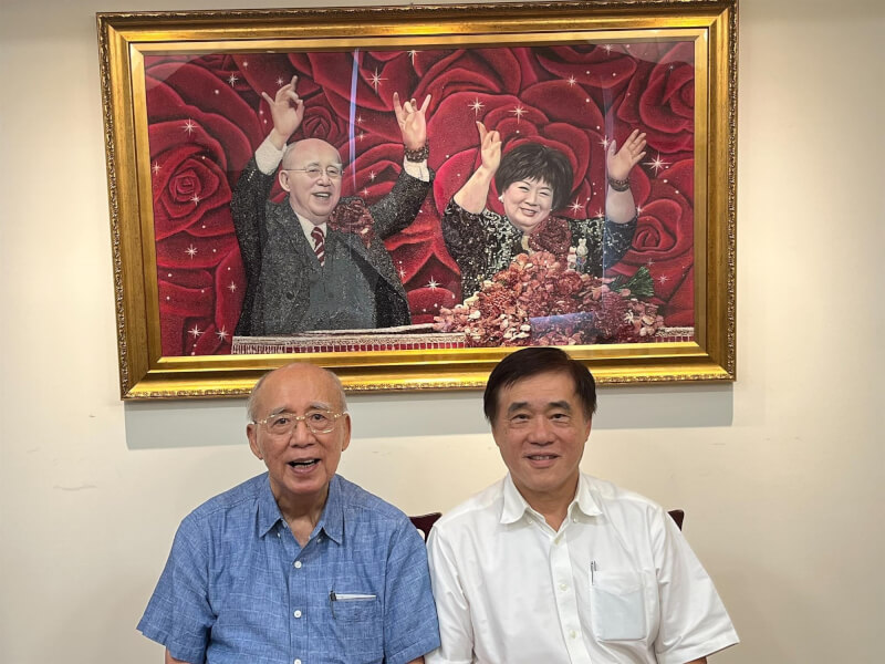 前台北市長郝龍斌（左）雖1日拜訪國民黨前主席吳伯雄（右）。（圖取自facebook.com/haulb）