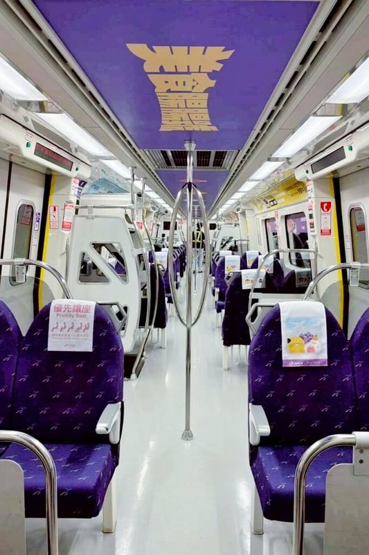 桃園大眾捷運公司除了針對車廂硬體進行升級,也積極推動文創IP合作,推出一列以dtto friends為主題的直達車,搭配專屬頭枕巾與車廂內裝,增添乘車樂趣。(桃園大眾捷運公司提供)中央社記者吳睿騏桃園傳真 114年9月1日