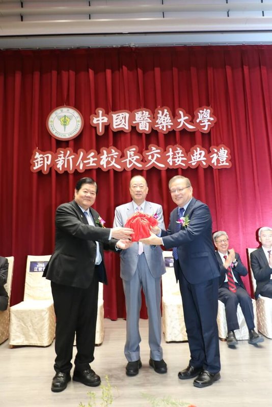 中國醫藥大學1日舉行新、卸任校長交接典禮，中國醫大董事長蔡長海（中）監交時，感謝卸任校長洪明奇（左）任內致力推動校務發展，同時歡迎新任校長江安世（前右），期盼江安世以卓越的領導力與國際視野，帶領中國醫大持續發展與進步。（中國醫大提供）中央社記者郝雪卿傳真　114年9月1日