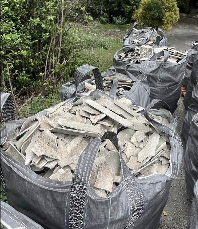 彰化縣環保局指出,縣府已投入新台幣7500多萬元完成850戶清理廢石棉,但因每年補助戶數有限,預算已用完,針對今年無法納入的申請案已列冊,將向中央爭取115年列補助。(彰化縣環保局提供)中央社記者吳哲豪傳真 114年9月1日